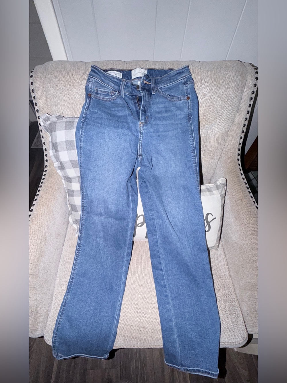 Universal Threads High Rise Everyday Straight Jeans in Medium Blue Size 6